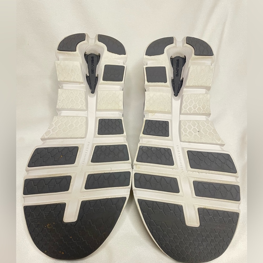 9B. Women’s 11 On Cloud Cloudrunner Running Sneakers Womens, Size 11 white